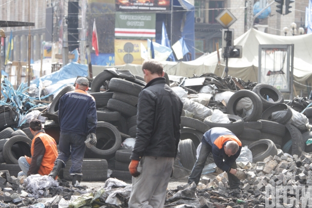 В центре Киева разобрали самую большую баррикаду В центре Киева разобрали самую большую баррикаду