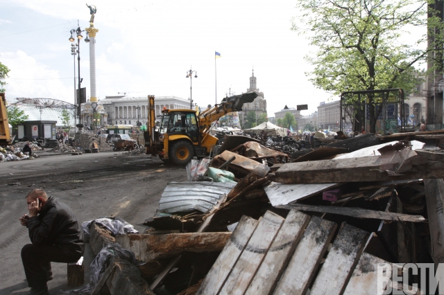 В центре Киева разобрали самую большую баррикаду В центре Киева разобрали самую большую баррикаду