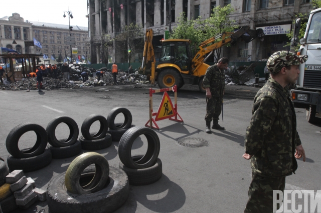 В центре Киева разобрали самую большую баррикаду В центре Киева разобрали самую большую баррикаду
