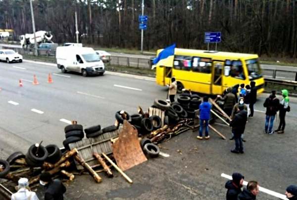 Под Киевом возводят баррикады и стягивают БТРы