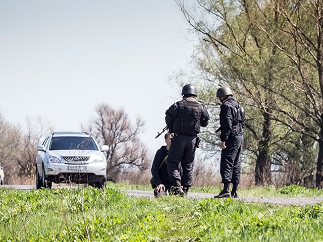 Журналистам приходится разговаривать с украинскими военными, стоя на коленях Журналистам приходится разговаривать с украинскими военными, стоя на коленях