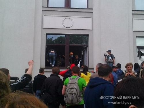 В Луганске взята штурмом ОГА В Луганске взята штурмом ОГА