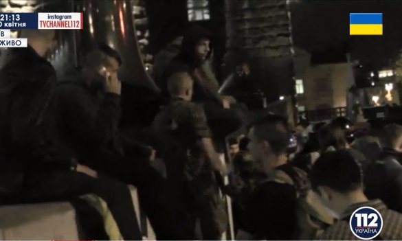 Вооруженные люди в камуфляже блокируют здание Кабмина, слышны выстрелы Вооруженные люди в камуфляже блокируют здание Кабмина, слышны выстрелы