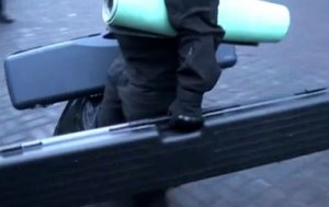 Очевидец снял видео, как из отеля Днепр выходит неизвестный с подозрительными кейсами