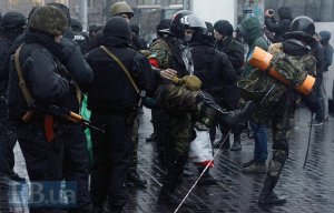 Очевидец снял видео, как из отеля Днепр выходит неизвестный с подозрительными кейсами