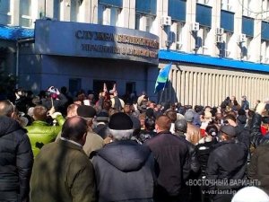 Митингующие штурмом взяли СБУ: выбиты двери и окна, валит дым (обновлено, фото)