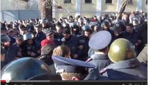 Харьков Избитые боевики "Правого Сектора" ползут по коридору позора!