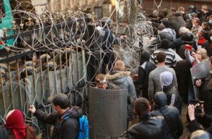 В Донецке пророссийские активисты свозят к ОГА мешки с песком. Хронология дня. (обновляется)