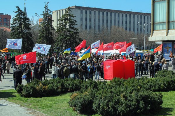 В Днепропетровске сотни людей вышли на антифашистский митинг
