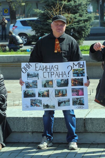 В Днепропетровске сотни людей вышли на антифашистский митинг