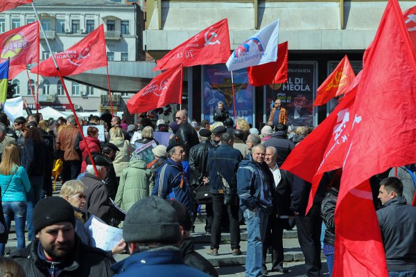 В Днепропетровске сотни людей вышли на антифашистский митинг
