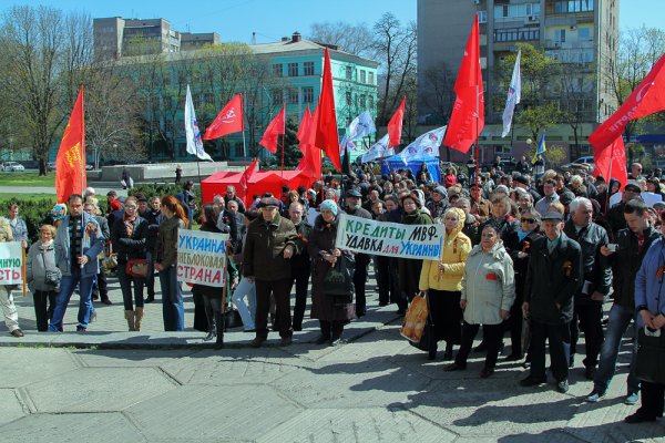 В Днепропетровске сотни людей вышли на антифашистский митинг