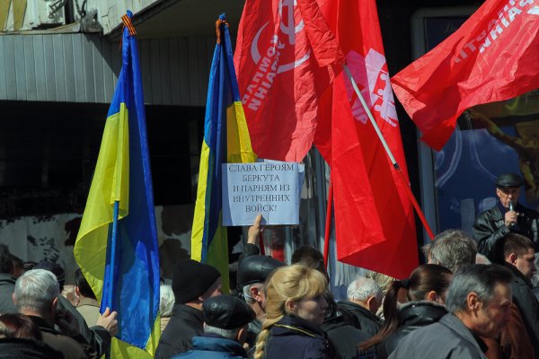 В Днепропетровске сотни людей вышли на антифашистский митинг