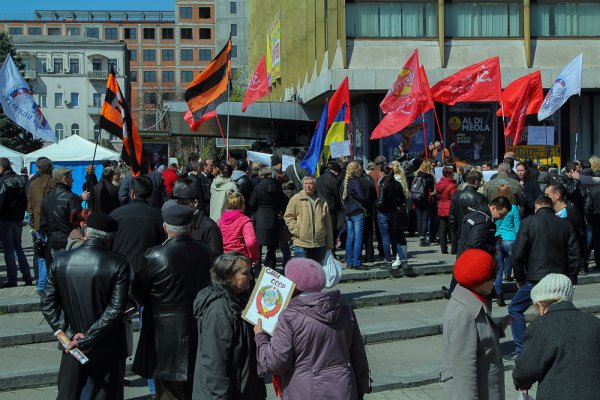 В Днепропетровске сотни людей вышли на антифашистский митинг