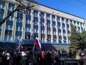 В Луганске пророссийские активисты взяли в плен главу СБУ и открыли оружейный арсенал