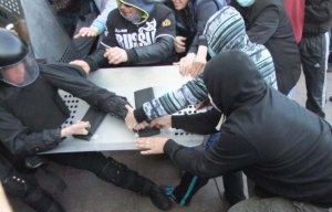 Митингующие заняли здание СБУ в Донецке