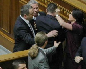 Коммунистка Калетник отстояла права граждан во время сегодняшней потасовки в Верховной Зраде