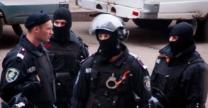 В Днепропетровске милиция повязала георгиевские ленточки.