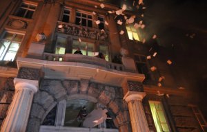 Во Львове митингующие взяли штурмом здание облпрокуратуры