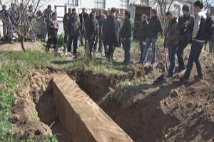 Украинский чиновник ради взятки закопал памятник погибшим солдатам в ВОВ.