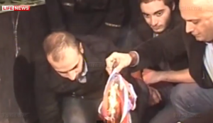 В Грузии чиновник сжег словацкий венок, приняв ленту за флаг России