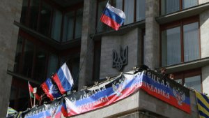 Митингующие в Донецке опасаются штурма здания госадминистрации