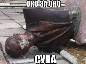 Во Львове повалили Бандеру