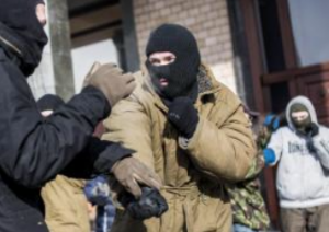 МОЛНИЯ: власти Украины начали раздавать автоматическое оружие всем желающим