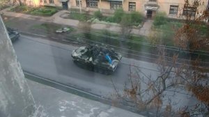 Угрожая гранатой в Крарматорске  три украинских БМП вырвались из окружения мирных жителей