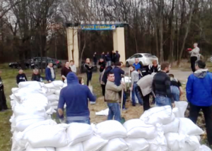 ВНИМАНИЕ!!! На въезде в Харьков, в районе Пятихаток, националисты строят блок-пост. (Обновлено)
