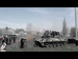 Женщина в Краматорске остановила колонну бронетехники (+Видео)