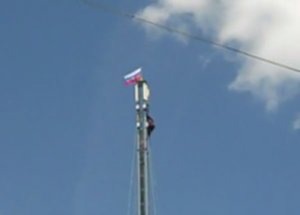 Над городом Изюмом взвился российский флаг (видео)