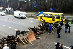 Под Киевом возводят баррикады и стягивают БТРы