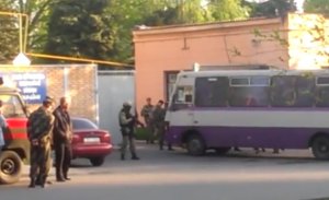 Вчера в Артемовске были засняты неизвестные боевики с современным иностранным вооружением и экипировкой (видео)