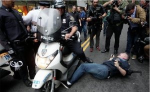 #myNYPD: Twitter сыграл злую шутку с нью-йоркской полицией