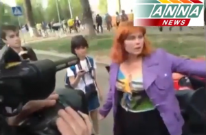 27.04.14 Харьков Ультрасы ломают машину и бьют людей