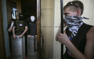В Донецке активисты   захватили налоговую и таможенную службы