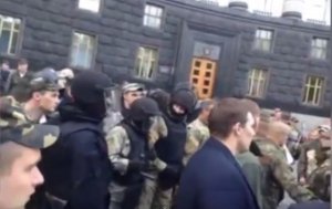 Возле Кабмина произошла драка между самообороной и Нацгвардией