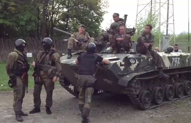 Ополченцы блокировали украинскую бронетехнику на пути в Славянск Ополченцы блокировали украинскую бронетехнику на пути в Славянск