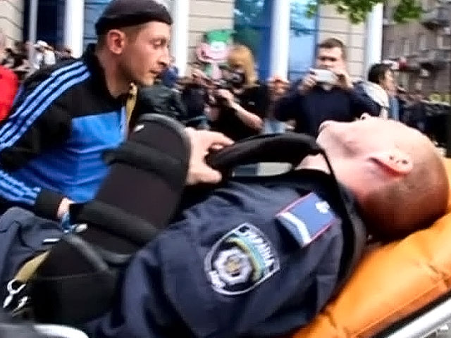 Украинские националисты глумятся над жертвами одесских событий Украинские националисты глумятся над жертвами одесских событий