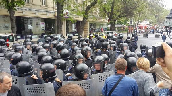 СРОЧНО! В Одессе митингующие заблокировали здание МВД и требуют отпустить задержанных - прямая трансляция СРОЧНО! В Одессе митингующие заблокировали здание МВД и требуют отпустить задержанных - прямая трансляция