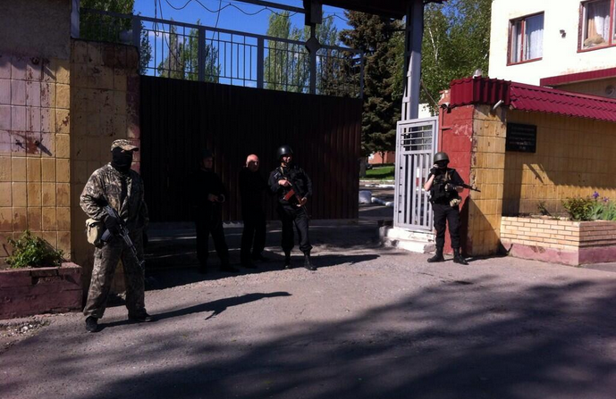 МОЛНИЯ: самооборона ДНР берет под контроль военное училище с большим арсеналом оружия МОЛНИЯ: самооборона ДНР берет под контроль военное училище с большим арсеналом оружия