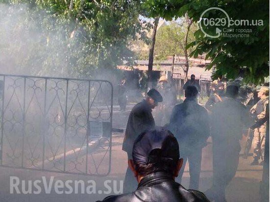 Мариуполь: стрельба у РОВД (видео) Мариуполь: стрельба у РОВД (видео)