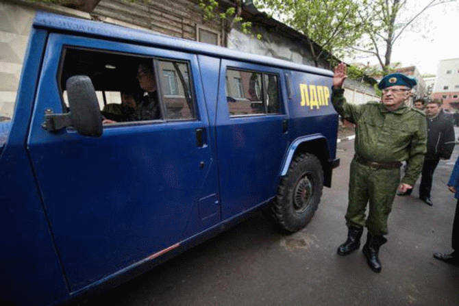 Прибытие бронеавтомобиля Тигр В Луганск Прибытие бронеавтомобиля Тигр В Луганск