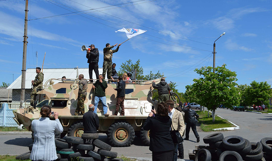 Ополчение Славянска обзавелось современной бронетехникой (видео) Ополчение Славянска обзавелось современной бронетехникой (видео)