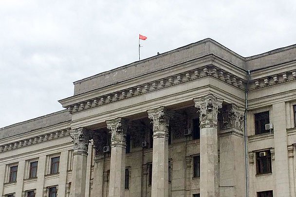 В Одессе над Домом профсоюзов подняли красное знамя Победы