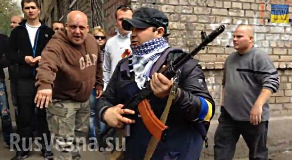 В Мариуполе действовали боевики-националисты в гражданской одежде с украинскими флагами В Мариуполе действовали боевики-националисты в гражданской одежде с украинскими флагами