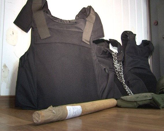 На Мемориале в Лесопарке задержали мужчин в бронежилетах и с дубинками На Мемориале в Лесопарке задержали мужчин в бронежилетах и с дубинками