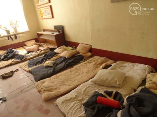 Военнослужащие покинули воинскую часть в Мариуполе, там уже мародеры Военнослужащие покинули воинскую часть в Мариуполе, там уже мародеры