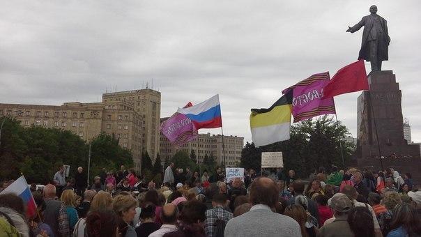 Жители Харькова собрались на митинг в поддержку Донбасса Жители Харькова собрались на митинг в поддержку Донбасса